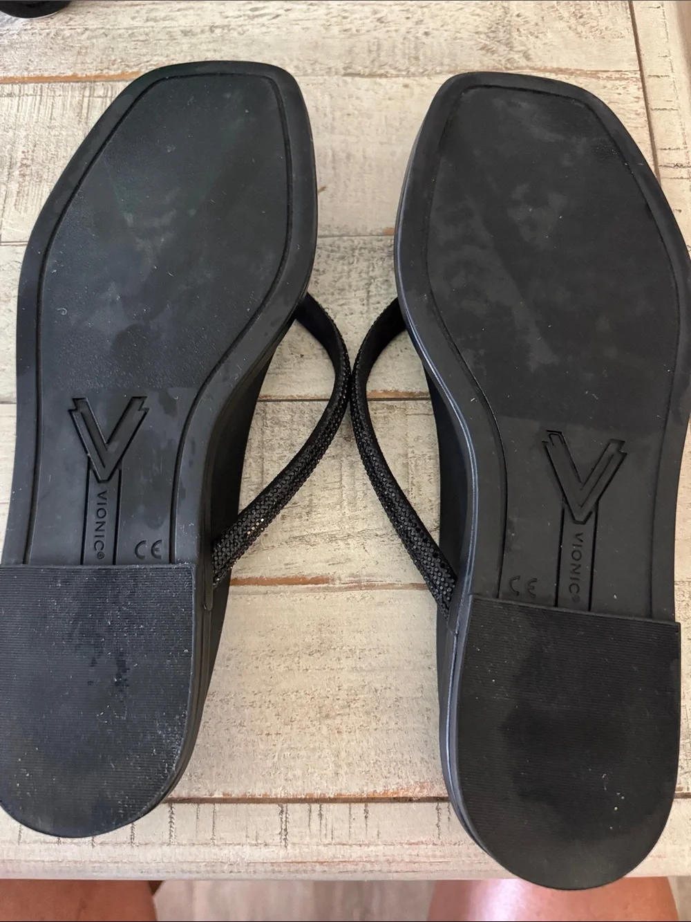 Vionic sleek black
